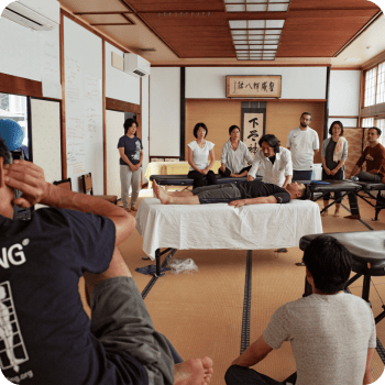 The author giving a demo. Inducing the movement and feeling relying on the practititoner´s body before working on the thorax and throat.